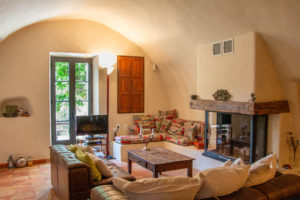 Charmantes Wohnzimmer im wunderschönen Ferienhaus in Buis les Baronnies in der Provence in Südfrankreich.